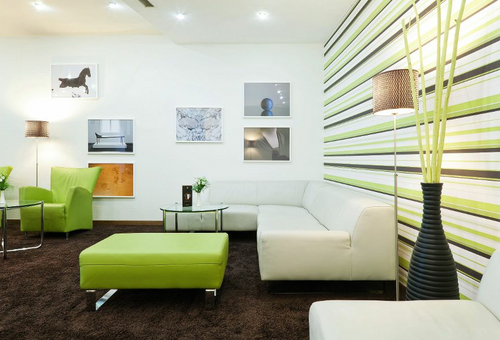 Moderne Hotel-Lobby mit Sofas, Sesseln und Bildern an der Wand.