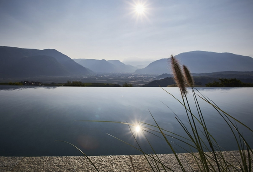 Infinity-Pool des Schloss Hotel Korb, Südtirol, Italien